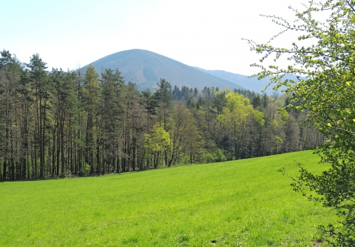 Kunčice p.O. vzadu hora Stolová